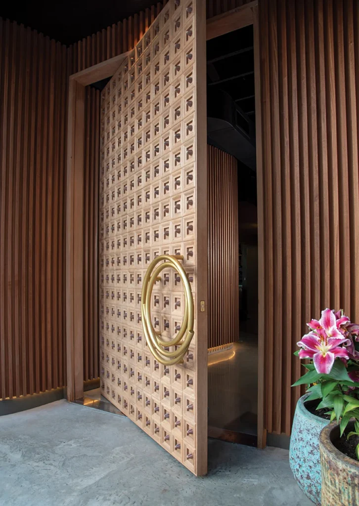 Orosoko Sound Bar exterior door