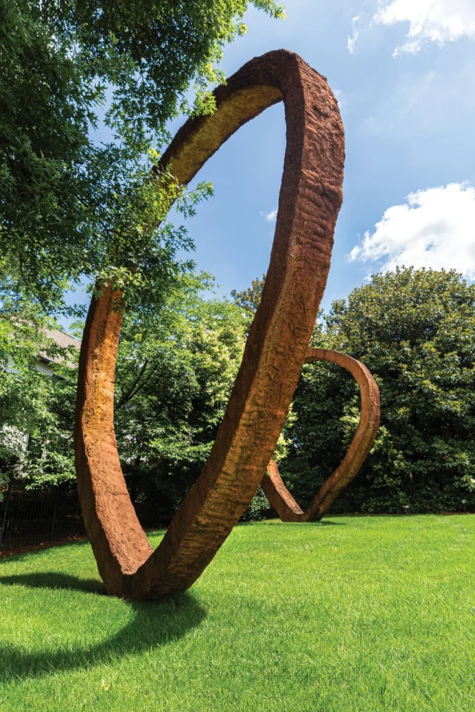Grandiflora sculptures by Thomas Sayre in Cotswold. 